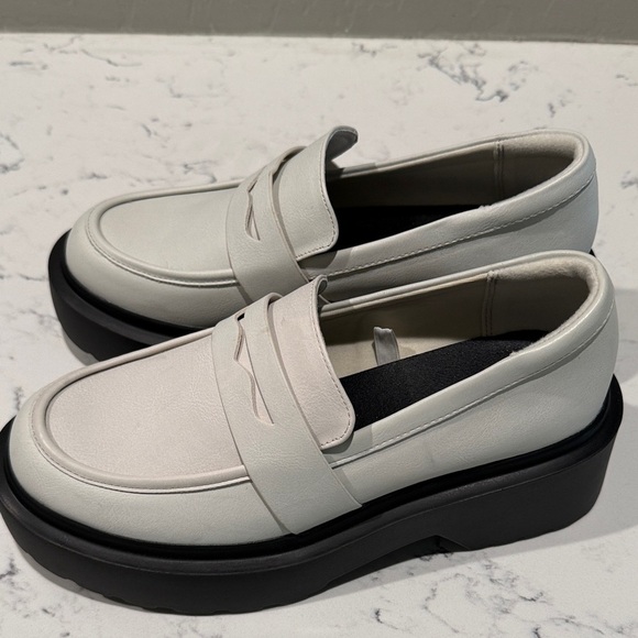 New Wild Fable White Slip-On Loafers - Picture 2 of 4